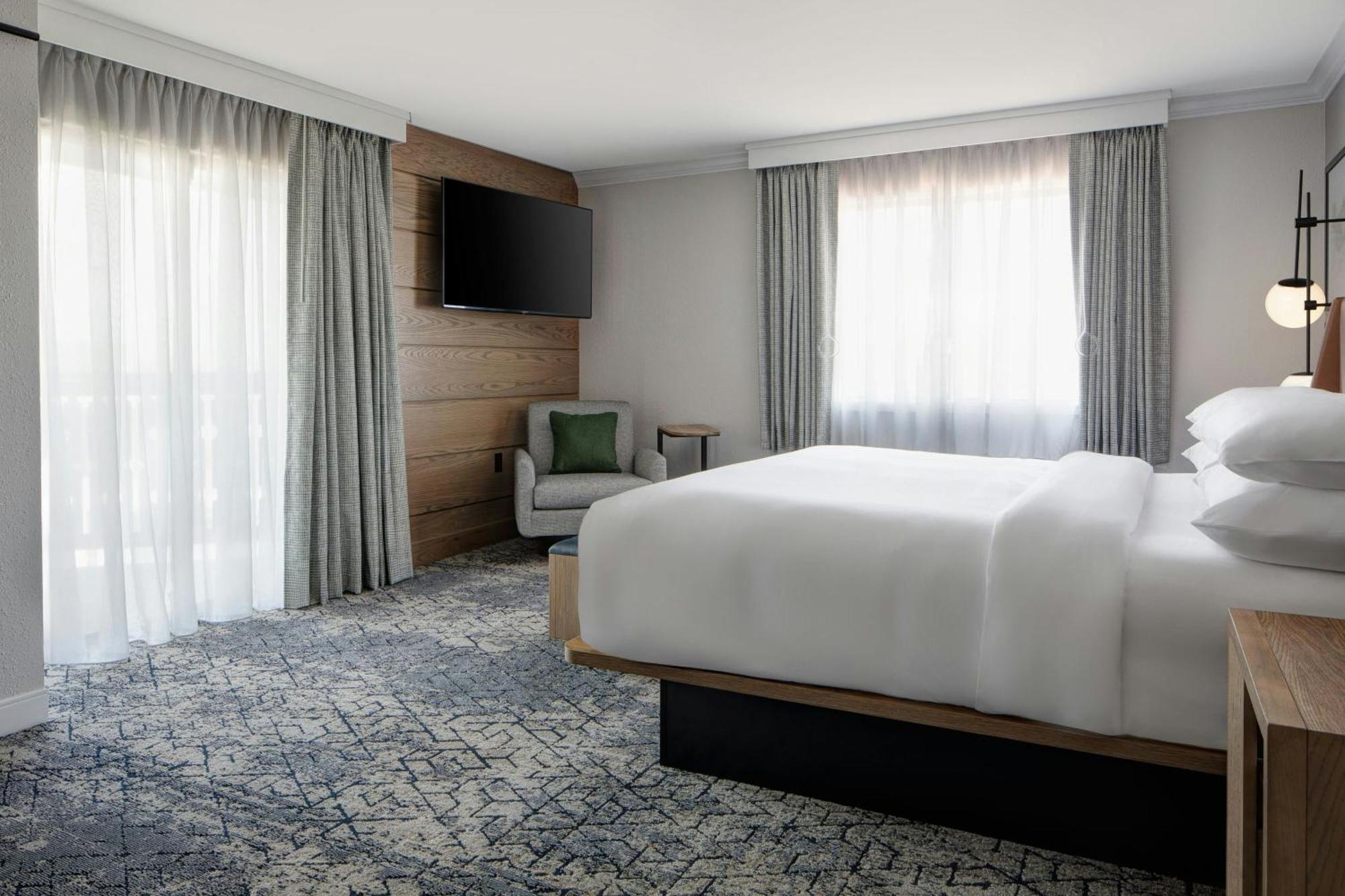 Sheraton Westport Lakeside 3*
