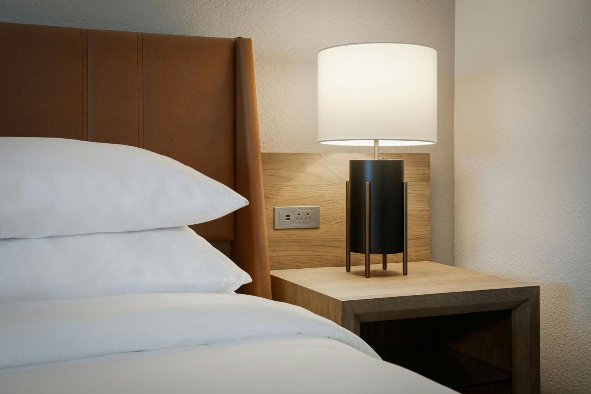 Sheraton Westport Lakeside Hotel 3*